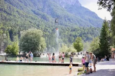 Ga&scaron;enje požara nad Srednjim Vrhom, helikopter, zajem vode na jezeru Jasna / Foto: Ale&scaron; Senožetnik