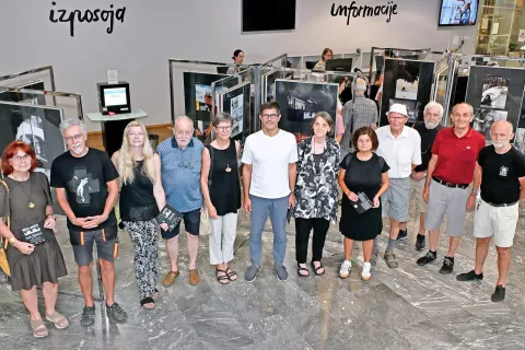 Člani Fotografskega dru&scaron;tva Janez Puhar Kranj na odprtju razstave Moje mesto. Na sredini &scaron;e organizatorka razstave Petra Puhar in župan Matjaž Rakovec / Foto: Miha Mekuc