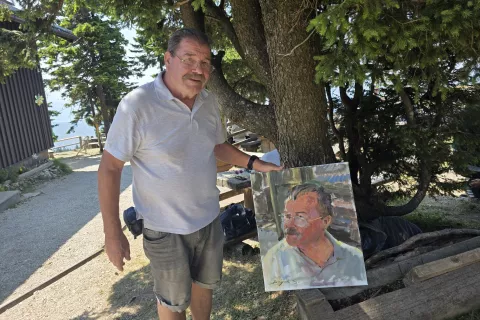 Kulturno umetni&scaron;ko dru&scaron;tvo Tone Kranjc Kamnik vodi Du&scaron;an &Scaron;trajhar. Na fotografiji s svojim portretom, ki ga je narisal Senad Begić. / Foto: &Scaron;pela &Scaron;imenc