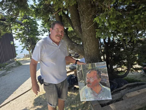 Kulturno umetni&scaron;ko dru&scaron;tvo Tone Kranjc Kamnik vodi Du&scaron;an &Scaron;trajhar. Na fotografiji s svojim portretom, ki ga je narisal Senad Begić. / Foto: &Scaron;pela &Scaron;imenc