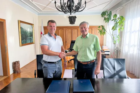Pogodbe sta podpisala župan (desno) in Marko Božič, direktor podjetja Mapri Proasfalt, ki je bilo v postopkih javnega naročanja izbrano kot najugodnej&scaron;i ponudnik. / Foto: Občina Radovljica