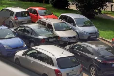 Za osebna motorna vozila z motorji, močnej&scaron;imi od 2500 kubičnih centimetrov, bo od 1. julija treba plačevati dodaten davek. / Foto: Tina Dokl