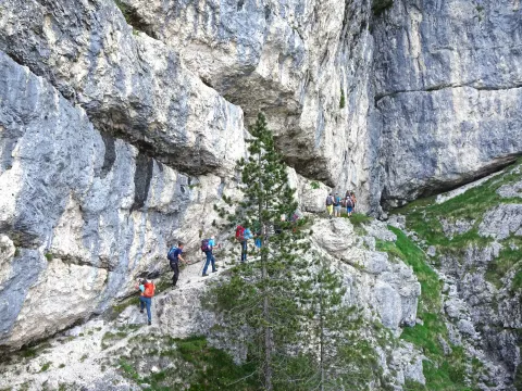 Čudovite police, preko katerih vodi pot vse bolj proti vrhu Monte Pisimonija. / Foto: Jelena Justin