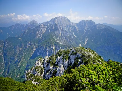 Z vrha se odpre razgled na Monte Crostis, Zuc dal Bor, Cozzarell, Monte Chiavals. / Foto: Jelena Justin