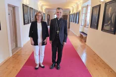 Varuhinja človekovih pravic dr. Simona Drenik Bavdek in predsednik Slovenske &scaron;kofovske konference dr. Andrej Saje po pogovoru v novome&scaron;ki &scaron;kofijski hi&scaron;i. / Foto: Slovenska &scaron;kofovska konferenca