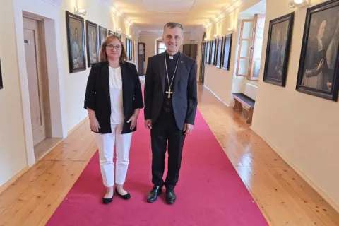 Varuhinja človekovih pravic dr. Simona Drenik Bavdek in predsednik Slovenske &scaron;kofovske konference dr. Andrej Saje po pogovoru v novome&scaron;ki &scaron;kofijski hi&scaron;i. / Foto: Slovenska &scaron;kofovska konferenca