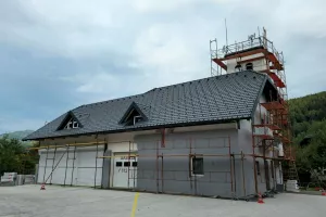 Jezerski gasilci obnavljajo dom