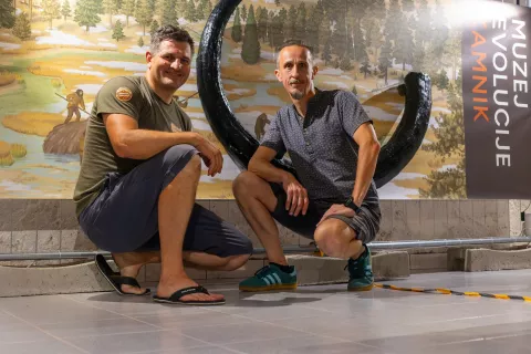 Tomaž Hitij in Rok Ga&scaron;perič na razstavi fosilov v kleti samostana Mekinje, v sklopu festivala Kamfest 2026. Mekinje, 13. 8. 2026 / Foto: Matic Zorman