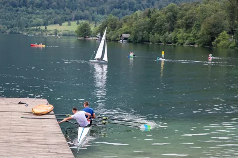 Bohinjsko jezero čoln jadrnica Bohinj / Foto: Tina Dokl