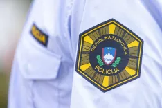simbolična fotografija policija stop policijski trak grb policije pokrivalo / Foto: Peter Ko&scaron;enina