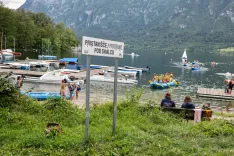 Bohinjsko jezero čoln jadrnica Bohinj pristani&scaron;če pod Skalco / Foto: Tina Dokl