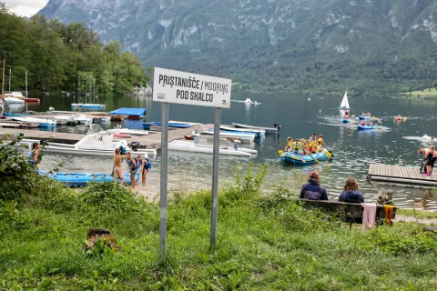 Bohinjsko jezero čoln jadrnica Bohinj pristani&scaron;če pod Skalco / Foto: Tina Dokl