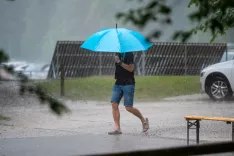 Simbolična fotografija vreme dež in dežniki / Foto: Nik Bertoncelj