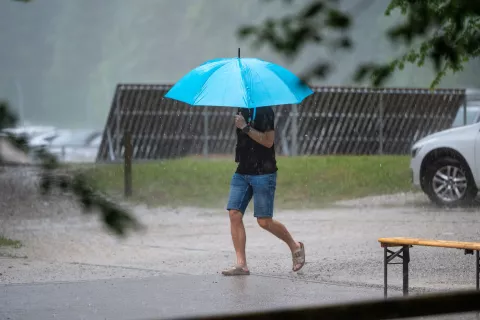 Simbolična fotografija vreme dež in dežniki / Foto: Nik Bertoncelj