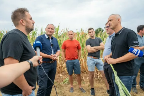 Minister za kmetijstvo Janez Cigler Kralj (desno) na ogledu posledic su&scaron;e in v pogovoru s kmeti in predstavniki kmetijsko-gozdarske zbornice / Foto: Primož Pičulin
