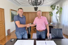 Pogodbo za ureditev prostora sta podpisala župan Občine Radovljica Ciril Globočnik in Jernej Mrak, direktor podjetja Kovinar - gradnje ST. / Foto: arhiv Občine Radovljica