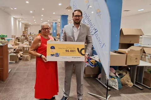 Breda Kra&scaron;na, generalna sekretarka Zveze prijateljev mladine Slovenije, in Matej Raspet, direktor Marketinga in Divizije Paketi v Po&scaron;ti Slovenije / Foto: ZPMS