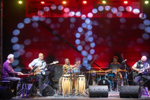 Primož Gra&scaron;ič Kvartet z gostom Lazarom Amedom Hierrezuelojem na odru Jazz Kampa Kranj. Kubanska energija in virtuoznost domačih glasbenikov sta ustvarili enega izmed vrhuncev leto&scaron;njega festivala. / Foto: Matic Zorman