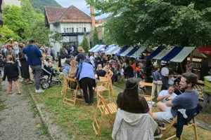Rahlo kujavo vreme na prvih leto&scaron;njih Kul petkih ni prestra&scaron;ilo ne organizatorjev prireditve, ne njenih obiskovalcev. / Foto: alenka brun