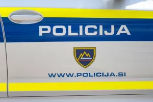 simbolična fotografija policija stop policijski trak grb policije pokrivalo / Foto: Peter Ko&scaron;enina