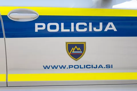 simbolična fotografija policija stop policijski trak grb policije pokrivalo / Foto: Peter Ko&scaron;enina