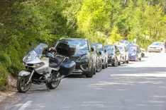 Prometni kaos Vr&scaron;ič nepravilno parkirana vozila avtomobili kolesar kolesarji avto motor motoristi avtobusni prevoz avtobus pohodniki turisti, občina Kranjska gora / Foto: Tina Dokl