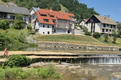 Kopalno območje v Pu&scaron;talu je že desetletja eno najbolj priljubljenih poletnih zbirali&scaron;č v &Scaron;kofji Loki in &scaron;ir&scaron;i okolici. / Foto: Klara Mrak