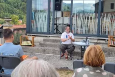 Aljo&scaron;a Harlamov je predstavil svoja razmi&scaron;ljanja o literarnih delih, ki jih bodo dijaki v novem &scaron;olskem letu obravnavali za esej na maturi. / Foto: Mateja Rant