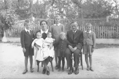 &raquo;Zdaj razumem, zakaj so na starih fotografijah ljudje tako natančno postavljeni, zakaj so fotografi vztrajali in je bilo zaradi tega fotografiranje dolgotrajen in pogosto tudi za portretirance naporen postopek. In zato &scaron;e bolj cenim, ko vidim, kako lepi so ljudje na Vengarjevih fotografijah.&laquo; / Foto: Alojz Vengar, arhiv MRO