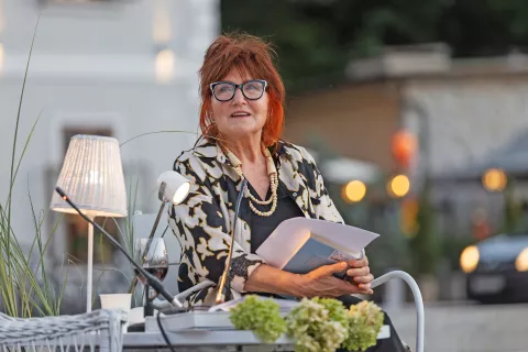 Ana Marija Kovač že 24 let pripravlja in žlahtno vodi branje na pletnah na Bledu. / Foto: Zvonka Zupanič Slavec