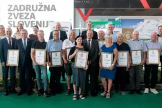 Nagrajenci skupaj z vodstvom zadružne zveze in gosti na podelitvi priznanj / Foto: ZZS