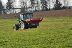 Kmete pestijo posledice su&scaron;e in tudi podražitve kmečke nafte. / Foto: Cveto Zaplotnik