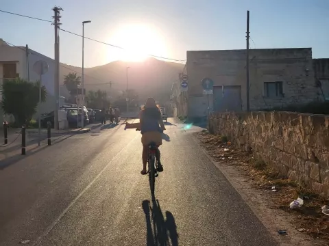 Kolesarjenje po otoku Favignana. / Foto: Neža Markelj