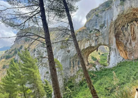 Kratek sprehod do jame Grotta Grattara nad mestom Gratteri, ki je skrita v previsnih apnenčastih obokih. / Foto: Neža Markelj