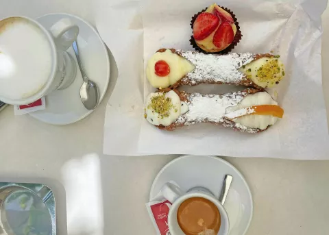 Slastni cannoli v družinski sla&scaron;čičarni v mestecu Collesano. / Foto: Neža Markelj