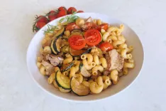 Testenine s svinjsko ribico, bučkami in paradižnikom / Foto: Erika Jesenko