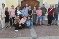 Udeleženci srečanja pred Kasarno na Stari Savi na Jesenicah skupaj s tolmačko in predstavnicama Gornjesavskega muzeja Jesenice. / Foto: osebni arhiv