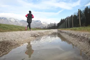 pot okoli ograja Brdo pri Kranju rekreacija tek sprehajalci sprehod pohod oddih kolesarjenje makadamska pot posledica poplave avgust 23 slaba cesta / Foto: Gorazd Kavčič