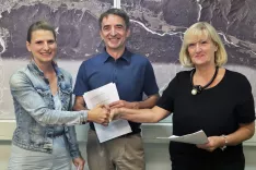 Na podpisu pogodbe (od leve): Mateja Kustrin, direktor Zavoda za &scaron;port RS Planica dr. Franci Petek in županja Henrika Zupan / Foto: arhiv Občine Kranjska Gora