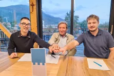 Na podpisu sporazuma (od leve): Miroslav Dežman, Janez Bečan in Nejc Jagodic / Foto: arhiv organizatorja
