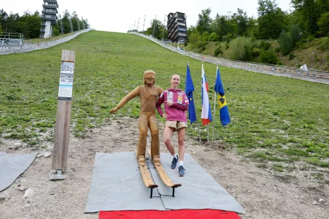 Nika Prevc kip skakalka A reprezentanca ženske skoki Planica / Foto: Tina Dokl