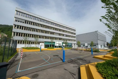 Jesenice z novo &scaron;olo in vrtcem