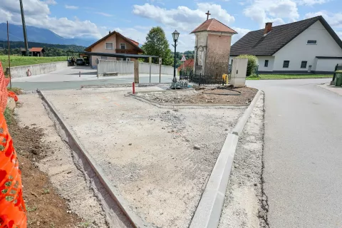 Pod podbre&scaron;ko lipo