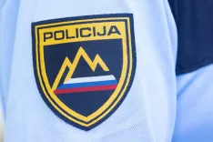 simbolična fotografija policija stop policijski trak grb policije pokrivalo / Foto: Peter Ko&scaron;enina