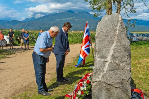 Cerklje na Gorenjskem, spomenik zrtvam nesrece pri Lahovcah.Spominska slovesnost ob 60. obletnici letalske nesrece druzbe Britannia Airways, ko je letalo strmoglavilo med pristajanjem na letaliscu Brnik.Zupan Cerkelj na Gorenjskem Franc Cebulj in prokurist druzbe Fraport Slovenija Bostjan Sijanec. / Foto: Tine Eržen/STA