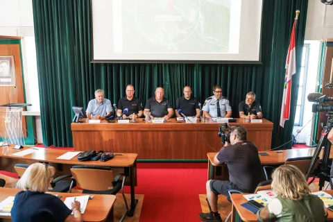 Radovljica, Obcina Radovljica.Novinarska konferenca Obcine Radovljica in Uprave RS za zascito in resevanje s predstavitvijo aktivnosti odstranitve neeksplodiranega ubojnega sredstva, najdenega pri kraju Globoko v obcini Radovljica. / Foto: Tine Eržen/STA