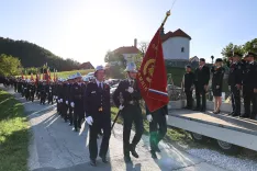 Gasilska parada ob 90-letnici PGD Gozd: gasilci, prapor&scaron;čaki in častna četa na poti mimo častnega odra pred gasilskim domom. / Foto: Sandra Baran (Občina Kamnik) 