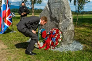 01.09.2026 15:33 / 01.09.2026 15:50Cerklje na Gorenjskem, spomenik žrtvam nesreče pri Lahovčah.Spominska slovesnost ob 60. obletnici letalske nesreče družbe Britannia Airways, ko je letalo strmoglavilo med pristajanjem na letali&scaron;ču Brnik.Odpravnik poslov Britanske ambasade Paul O'Connor. / Foto: Tine Eržen/STA