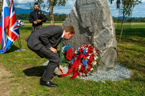 01.09.2026 15:33 / 01.09.2026 15:50Cerklje na Gorenjskem, spomenik žrtvam nesreče pri Lahovčah.Spominska slovesnost ob 60. obletnici letalske nesreče družbe Britannia Airways, ko je letalo strmoglavilo med pristajanjem na letali&scaron;ču Brnik.Odpravnik poslov Britanske ambasade Paul O'Connor. / Foto: Tine Eržen/STA
