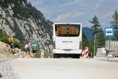 Prometni kaos Vr&scaron;ič nepravilno parkirana vozila avtomobili kolesar kolesarji avto motor motoristi avtobusni prevoz avtobus pohodniki turisti, občina Kranjska gora / Foto: Tina Dokl